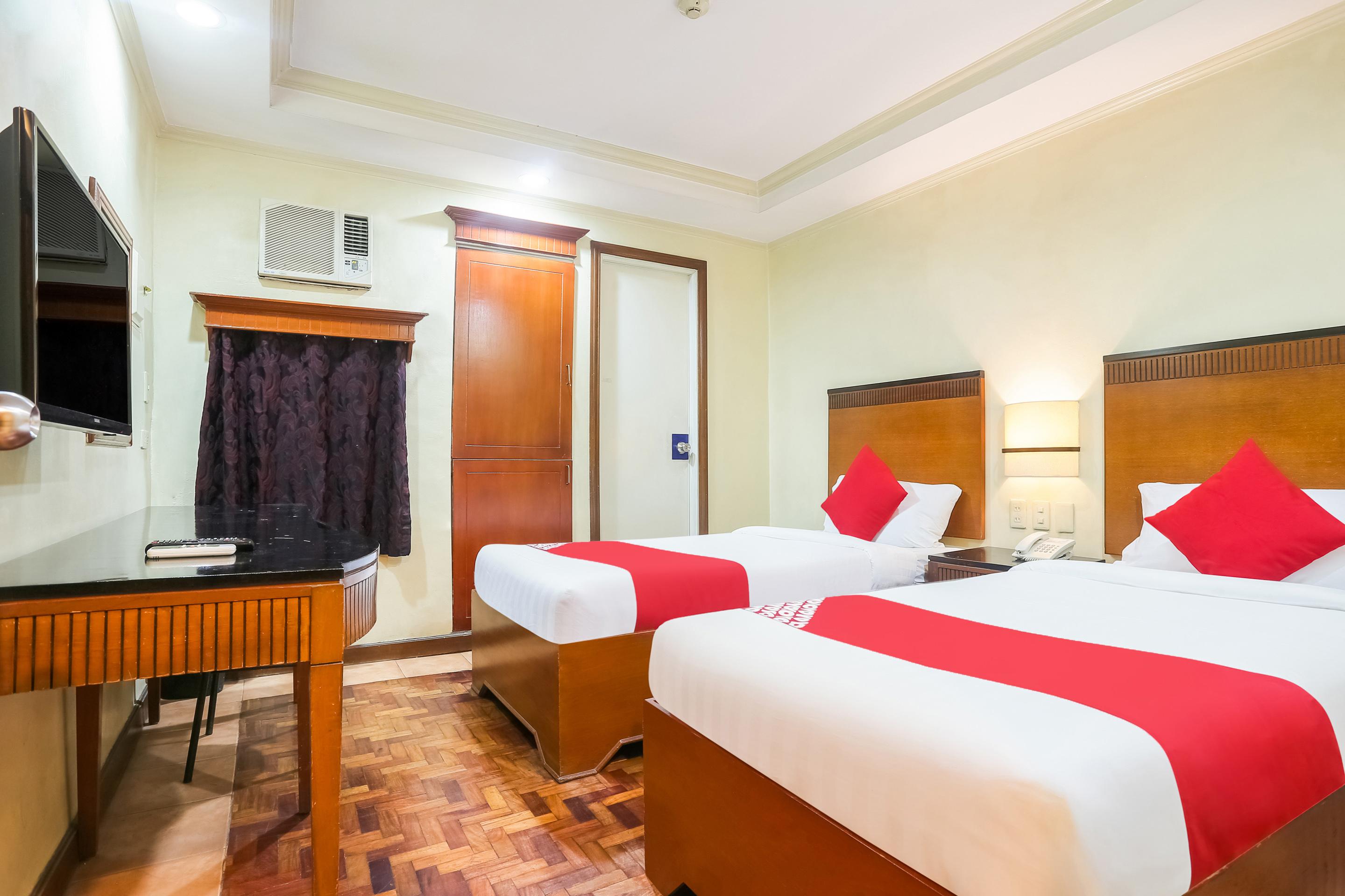 Vaccinated Staff - OYO 406 Royal Parc Inn&Suites Ciudad Quezon Exterior foto