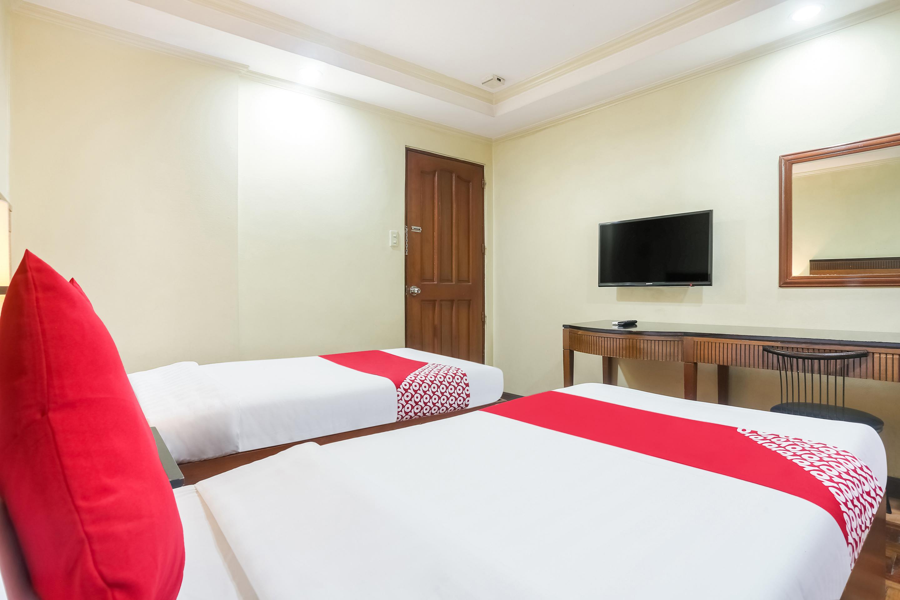 Vaccinated Staff - OYO 406 Royal Parc Inn&Suites Ciudad Quezon Exterior foto