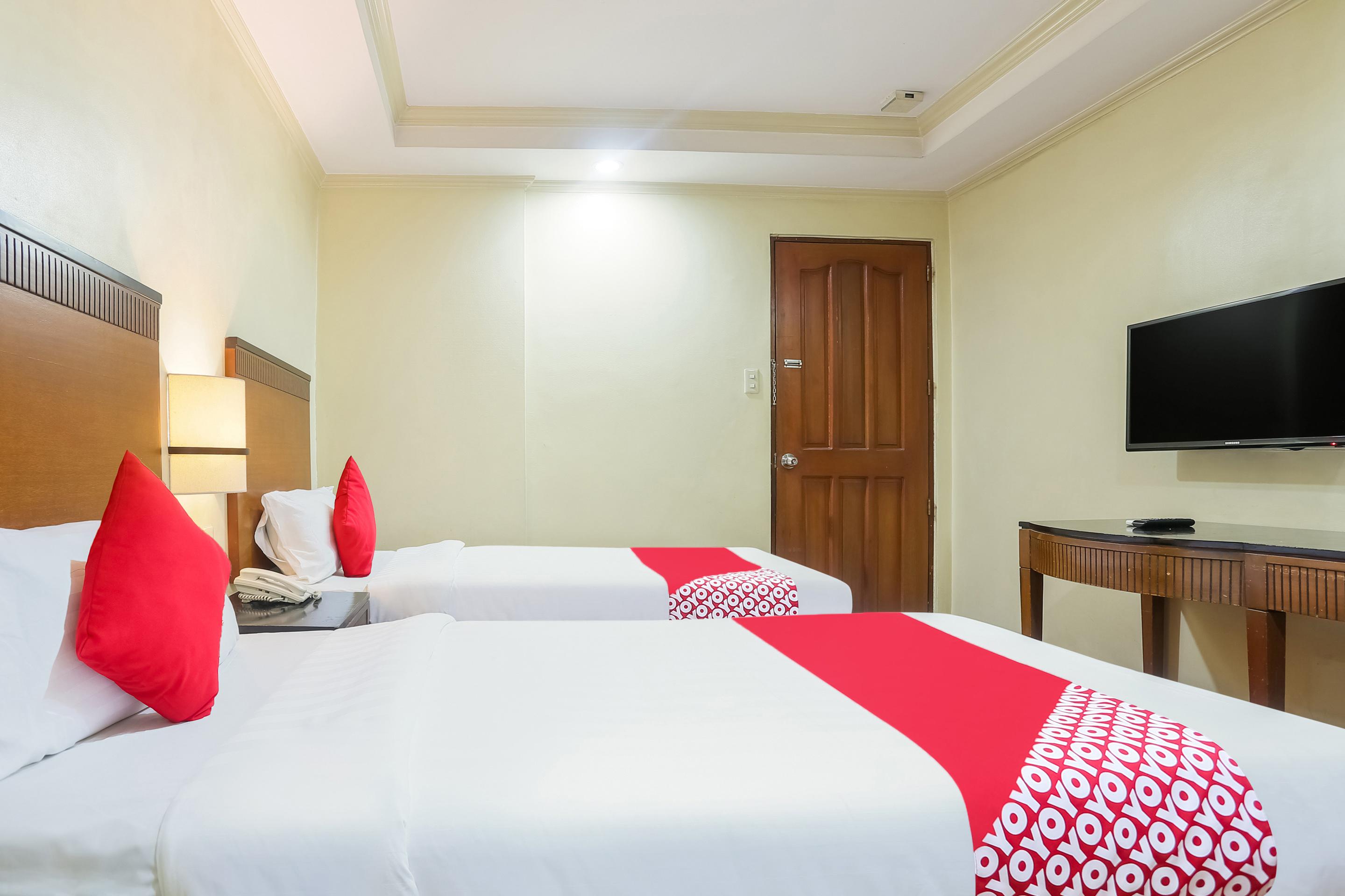 Vaccinated Staff - OYO 406 Royal Parc Inn&Suites Ciudad Quezon Exterior foto