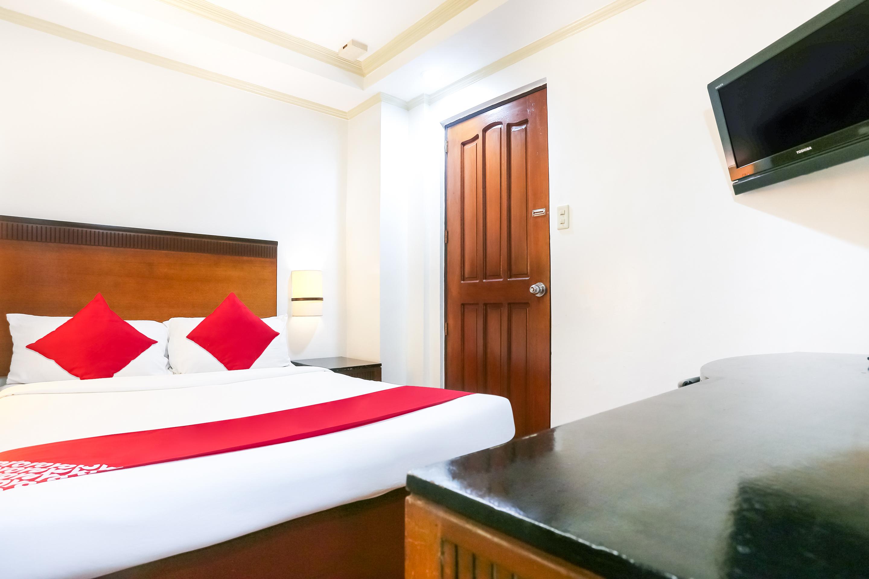 Vaccinated Staff - OYO 406 Royal Parc Inn&Suites Ciudad Quezon Exterior foto