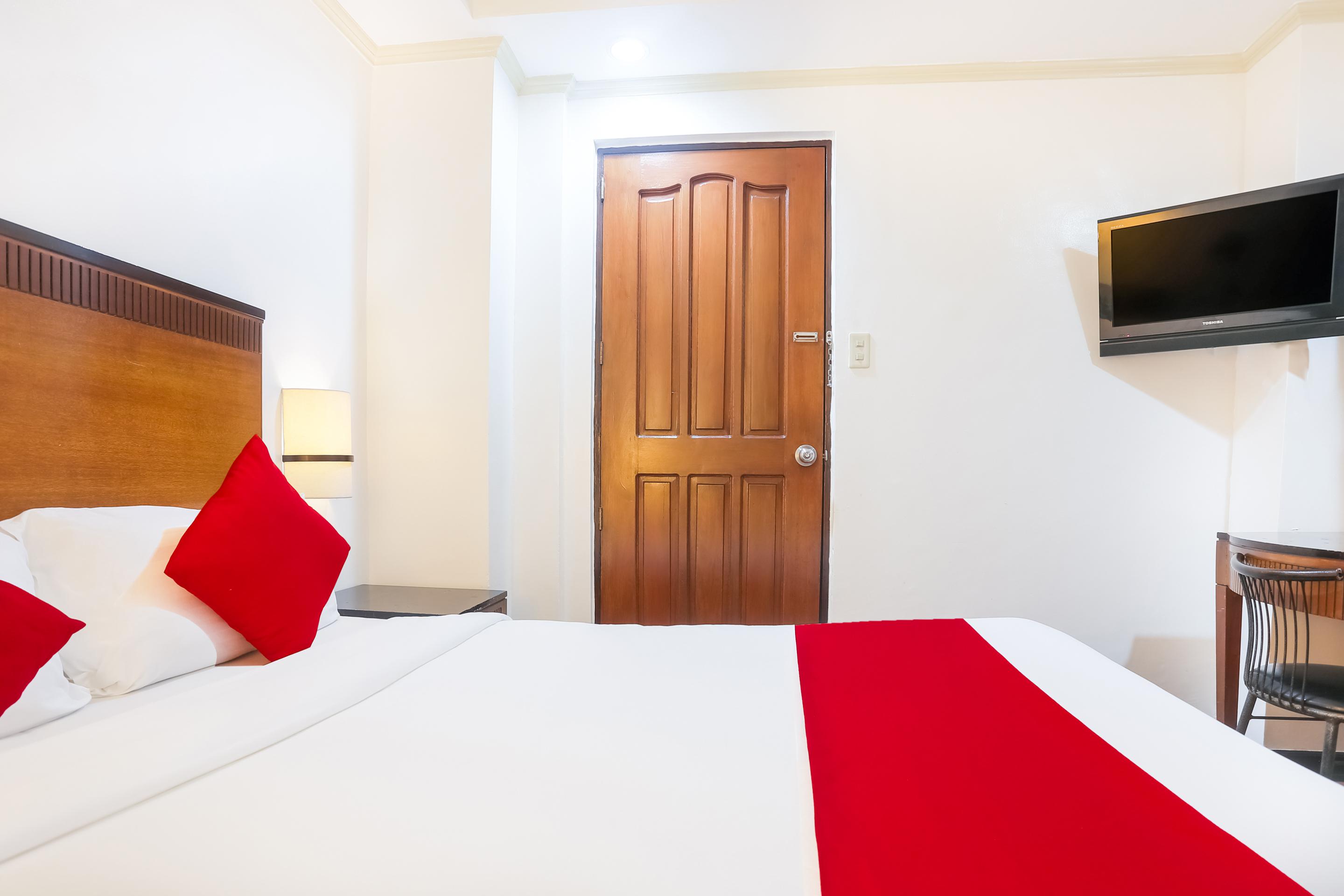 Vaccinated Staff - OYO 406 Royal Parc Inn&Suites Ciudad Quezon Exterior foto