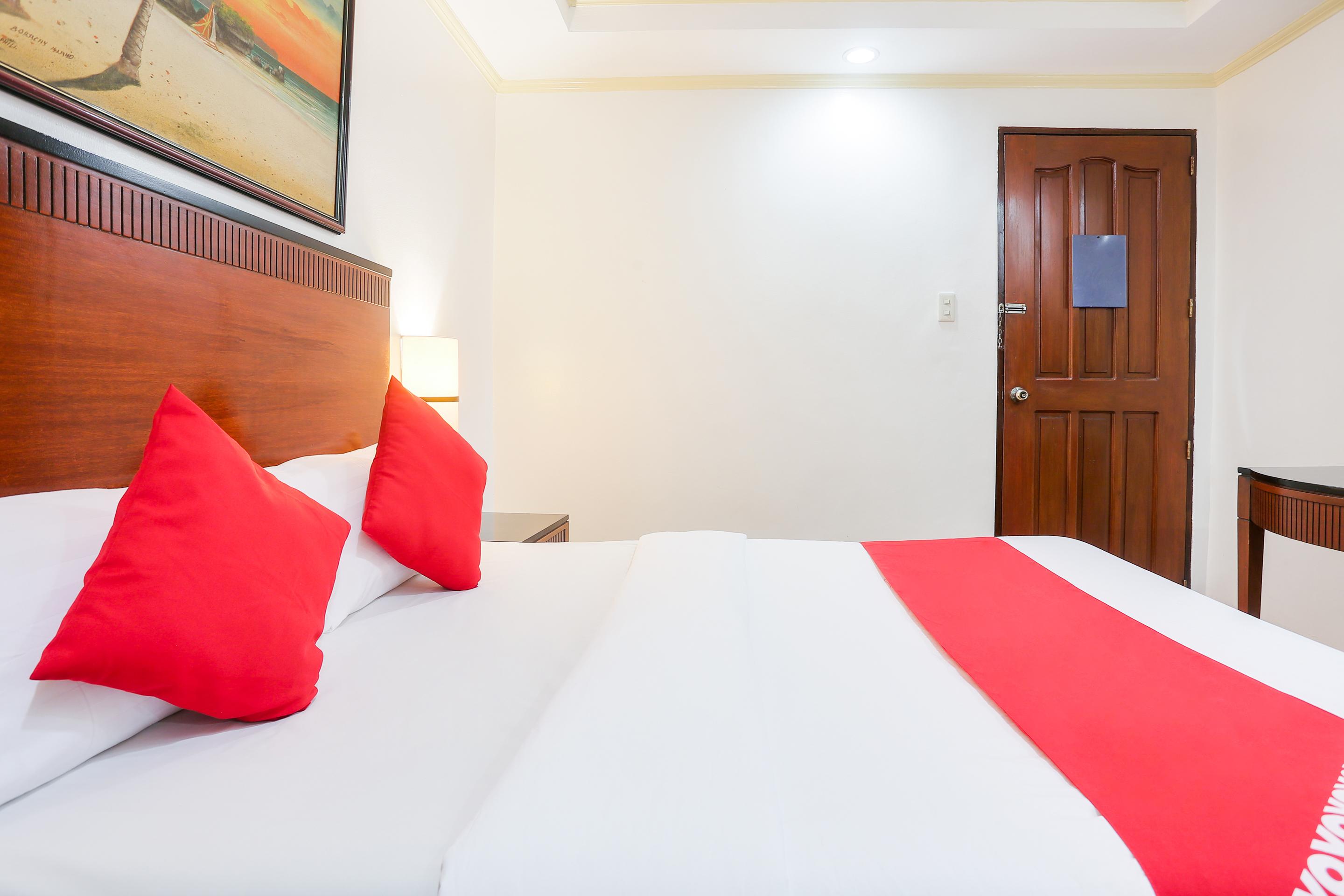 Vaccinated Staff - OYO 406 Royal Parc Inn&Suites Ciudad Quezon Exterior foto