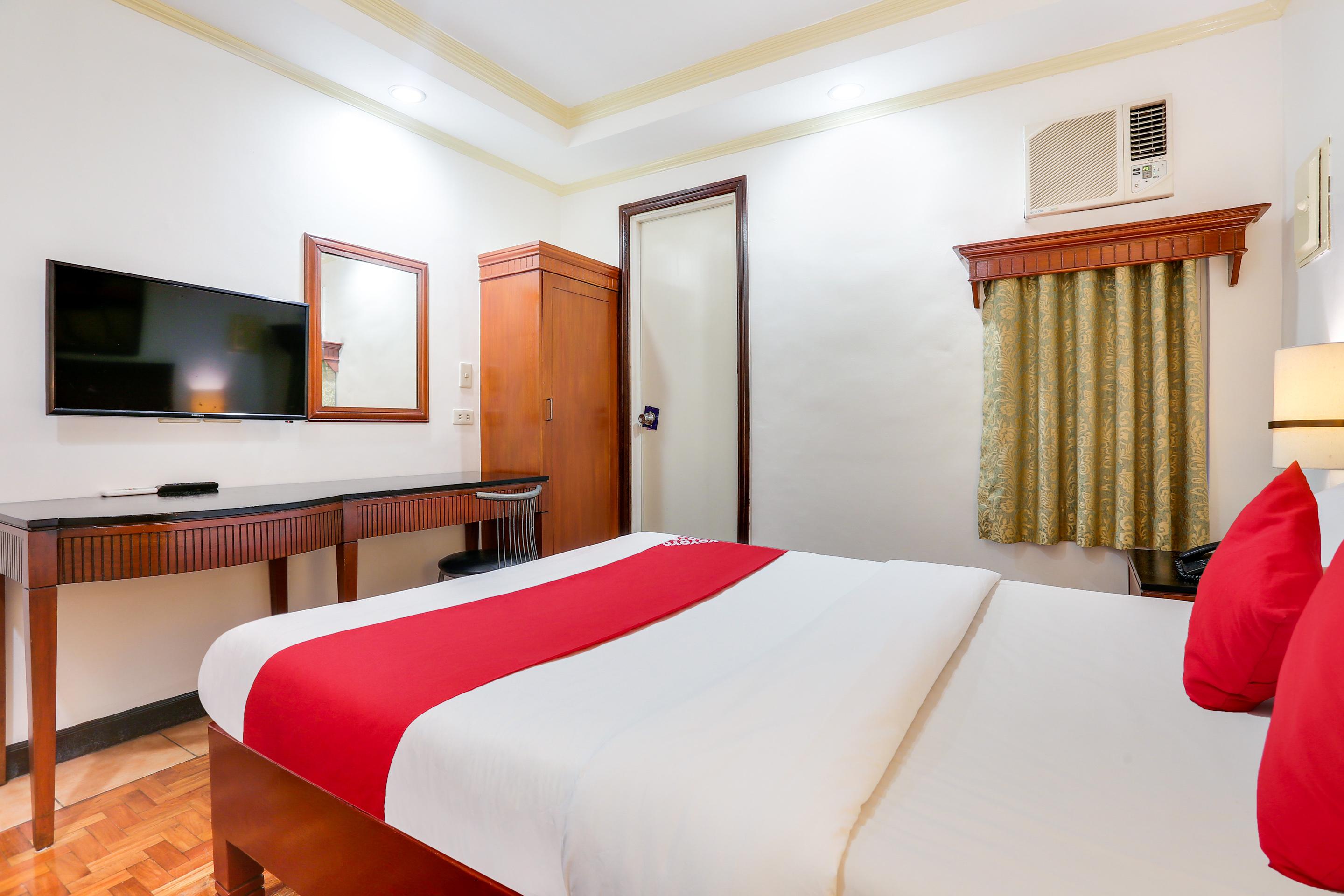 Vaccinated Staff - OYO 406 Royal Parc Inn&Suites Ciudad Quezon Exterior foto