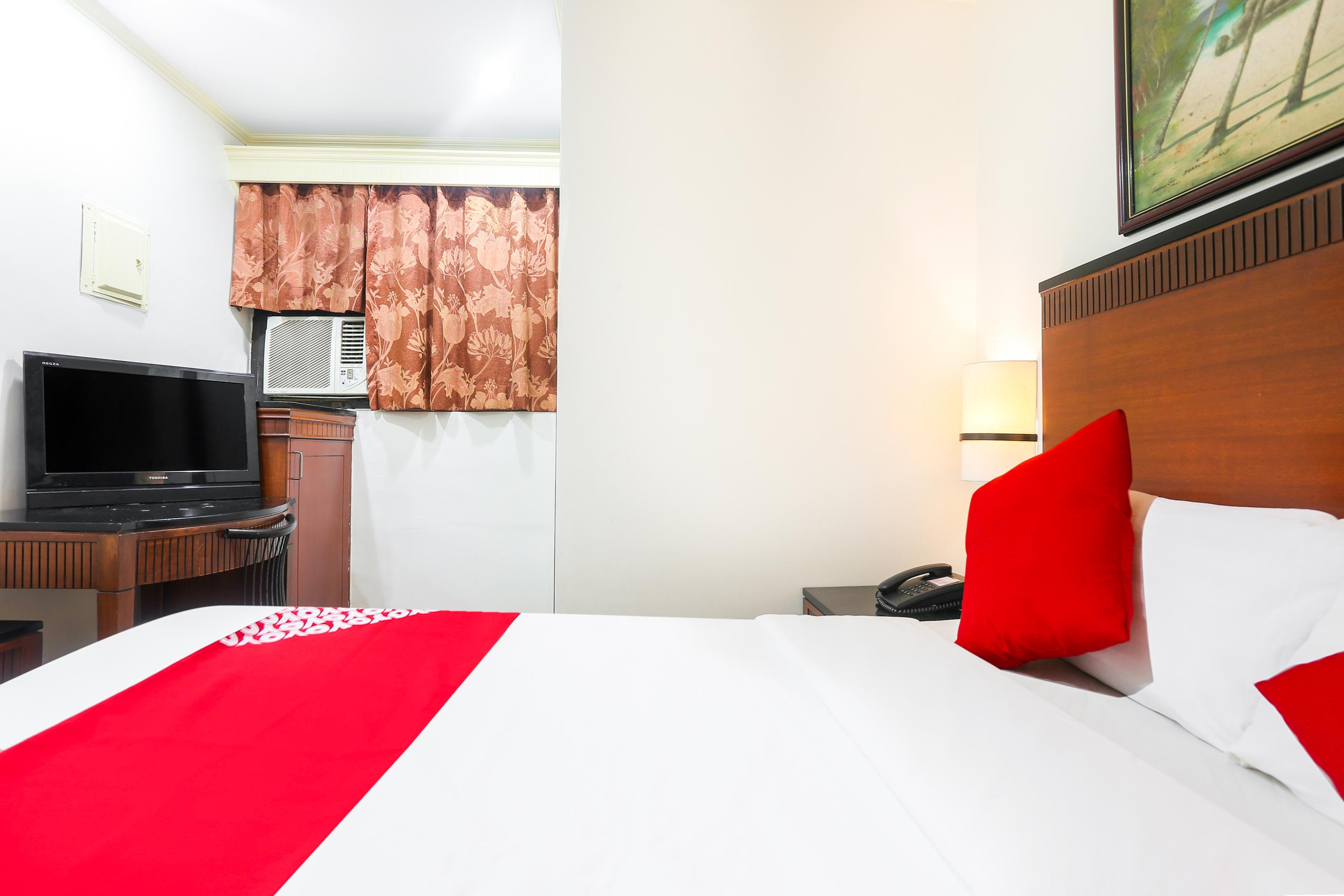Vaccinated Staff - OYO 406 Royal Parc Inn&Suites Ciudad Quezon Exterior foto