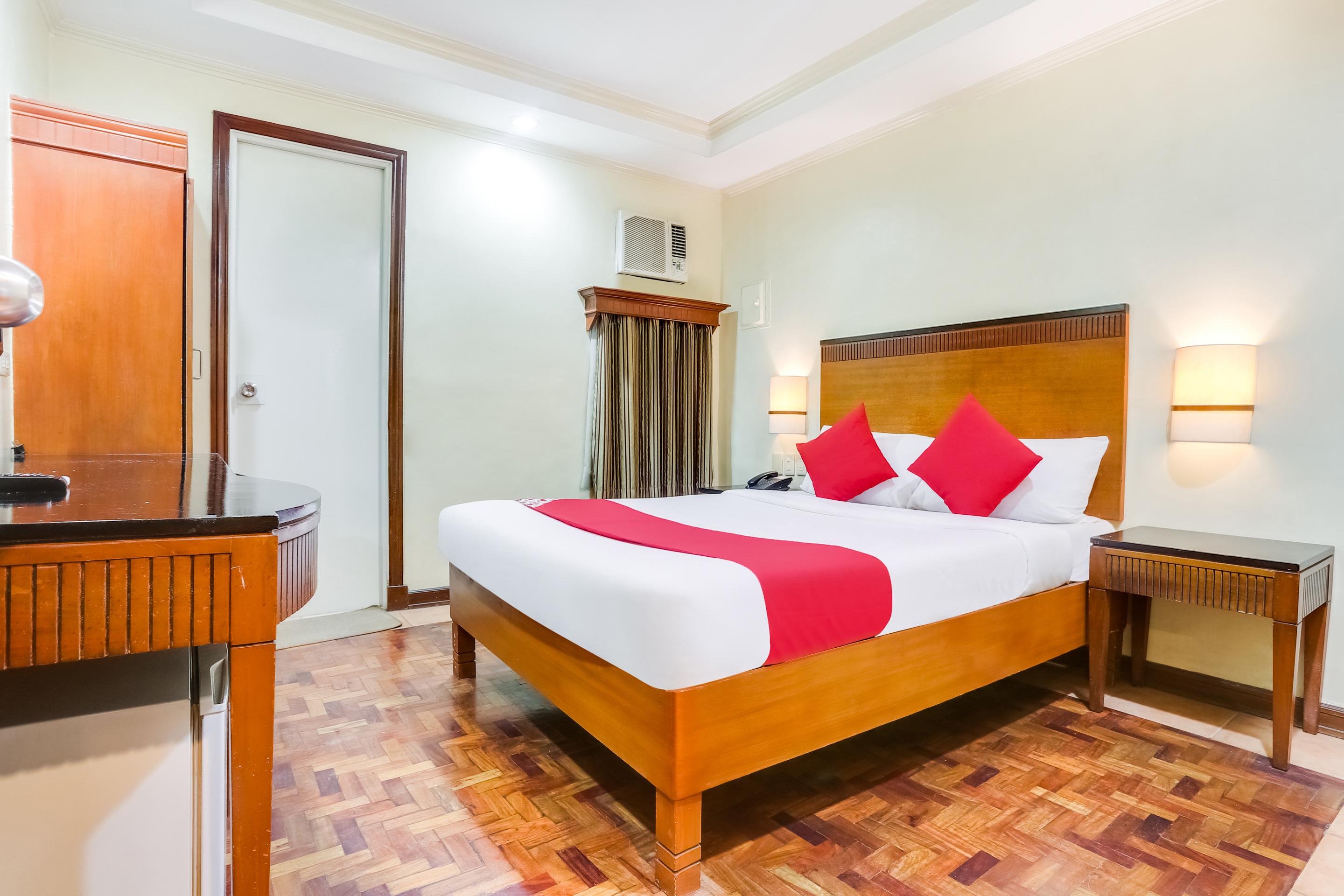 Vaccinated Staff - OYO 406 Royal Parc Inn&Suites Ciudad Quezon Exterior foto