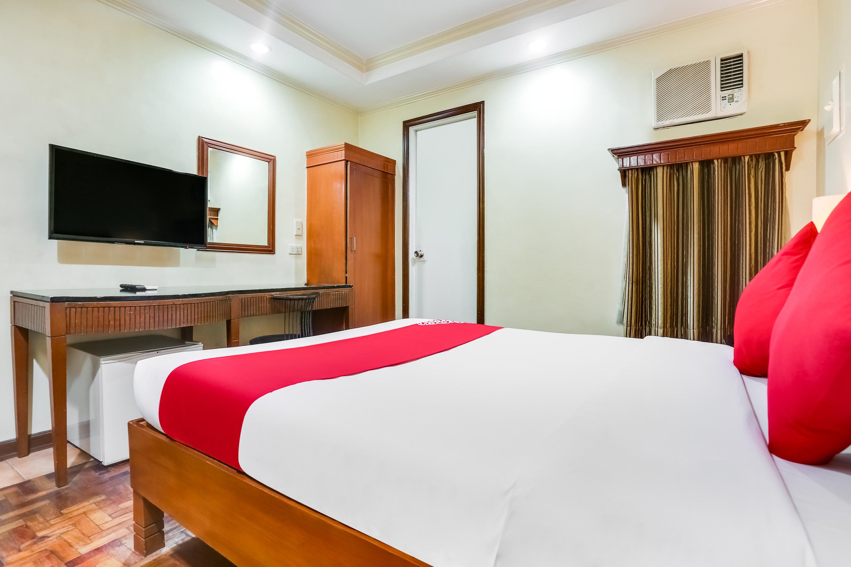 Vaccinated Staff - OYO 406 Royal Parc Inn&Suites Ciudad Quezon Exterior foto