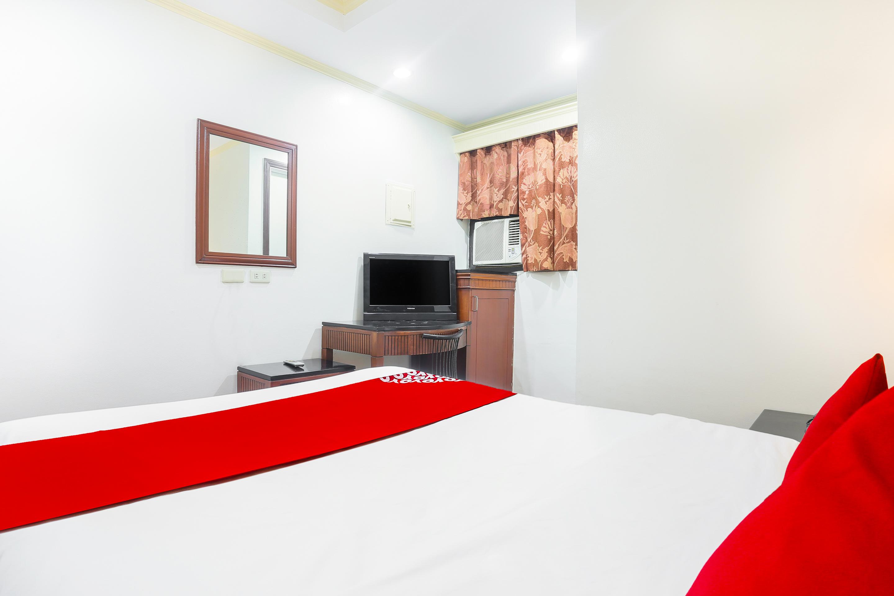 Vaccinated Staff - OYO 406 Royal Parc Inn&Suites Ciudad Quezon Exterior foto