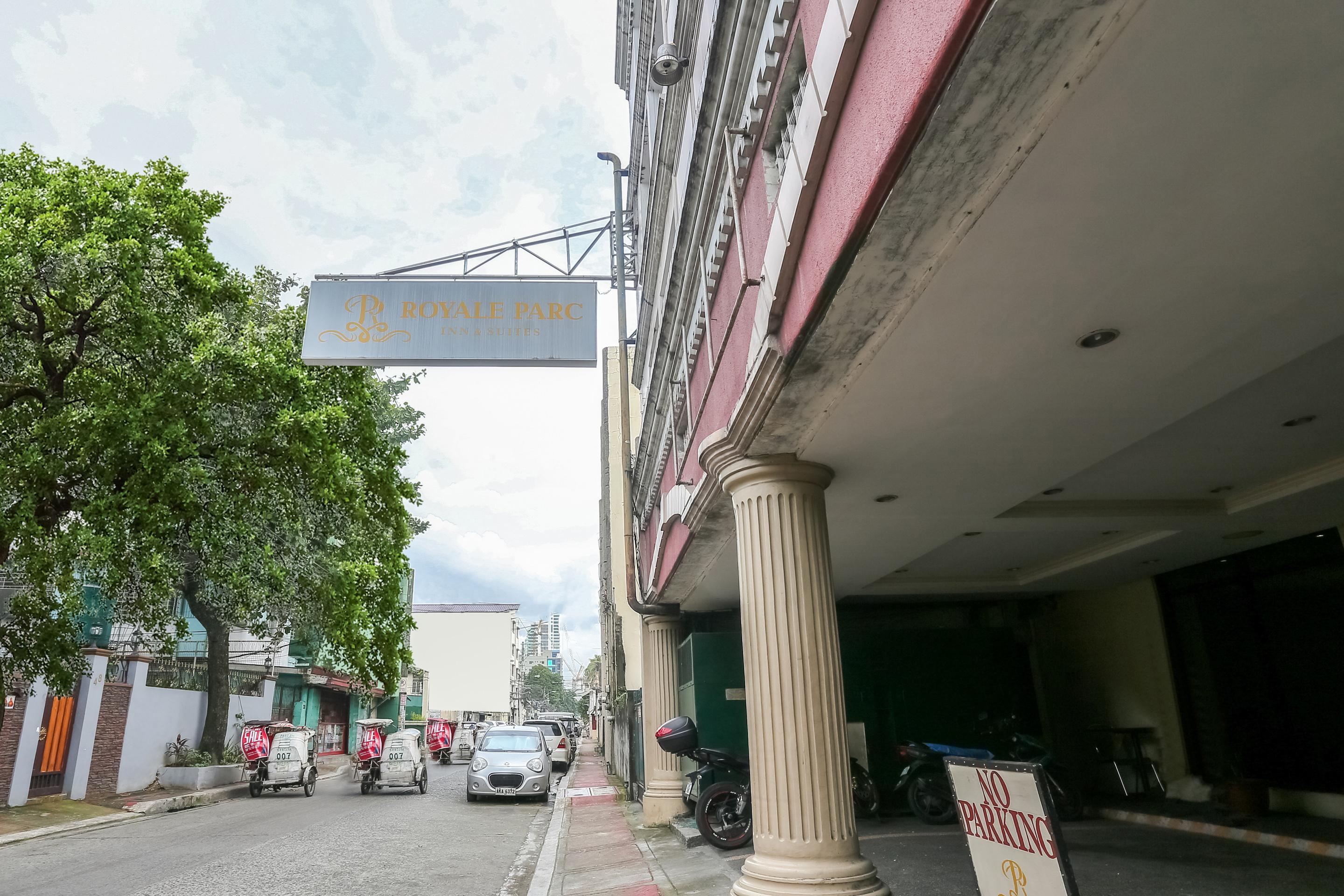 Vaccinated Staff - OYO 406 Royal Parc Inn&Suites Ciudad Quezon Exterior foto
